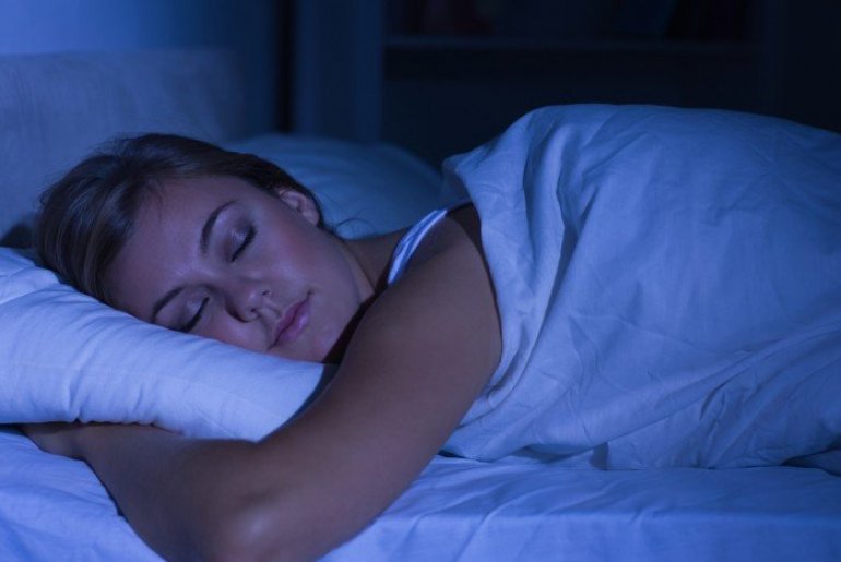 Почему женщинам опасно спать при свете
